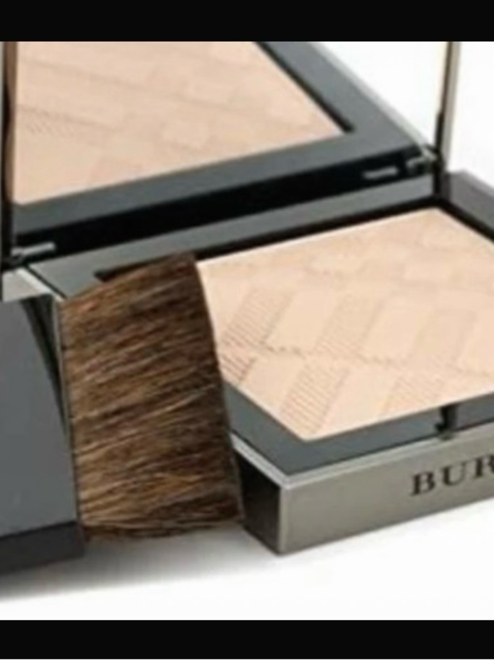 Burberry Sheer Powder Luminous Pressed
Powder in Porcelain No. 02